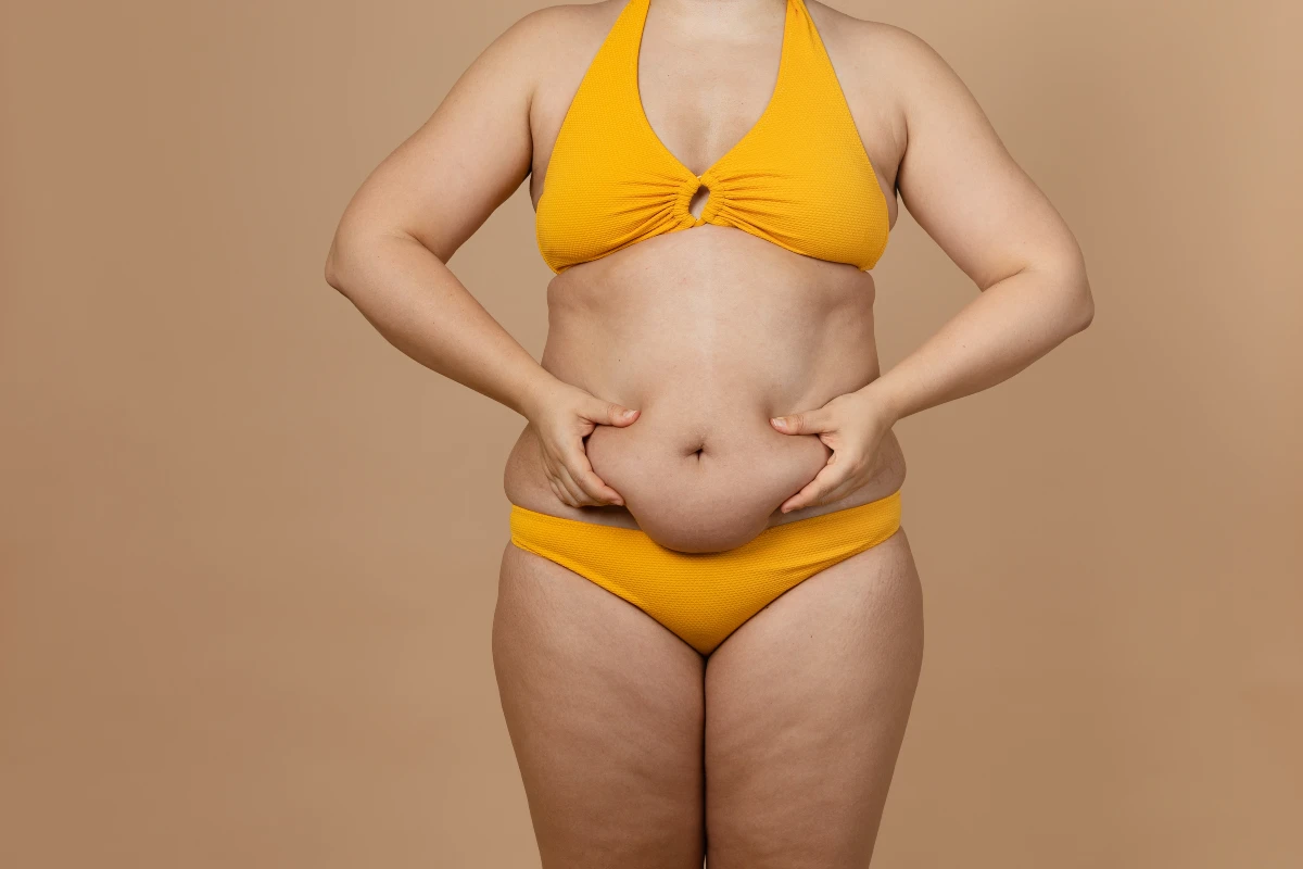femme grosse en maillot de bain