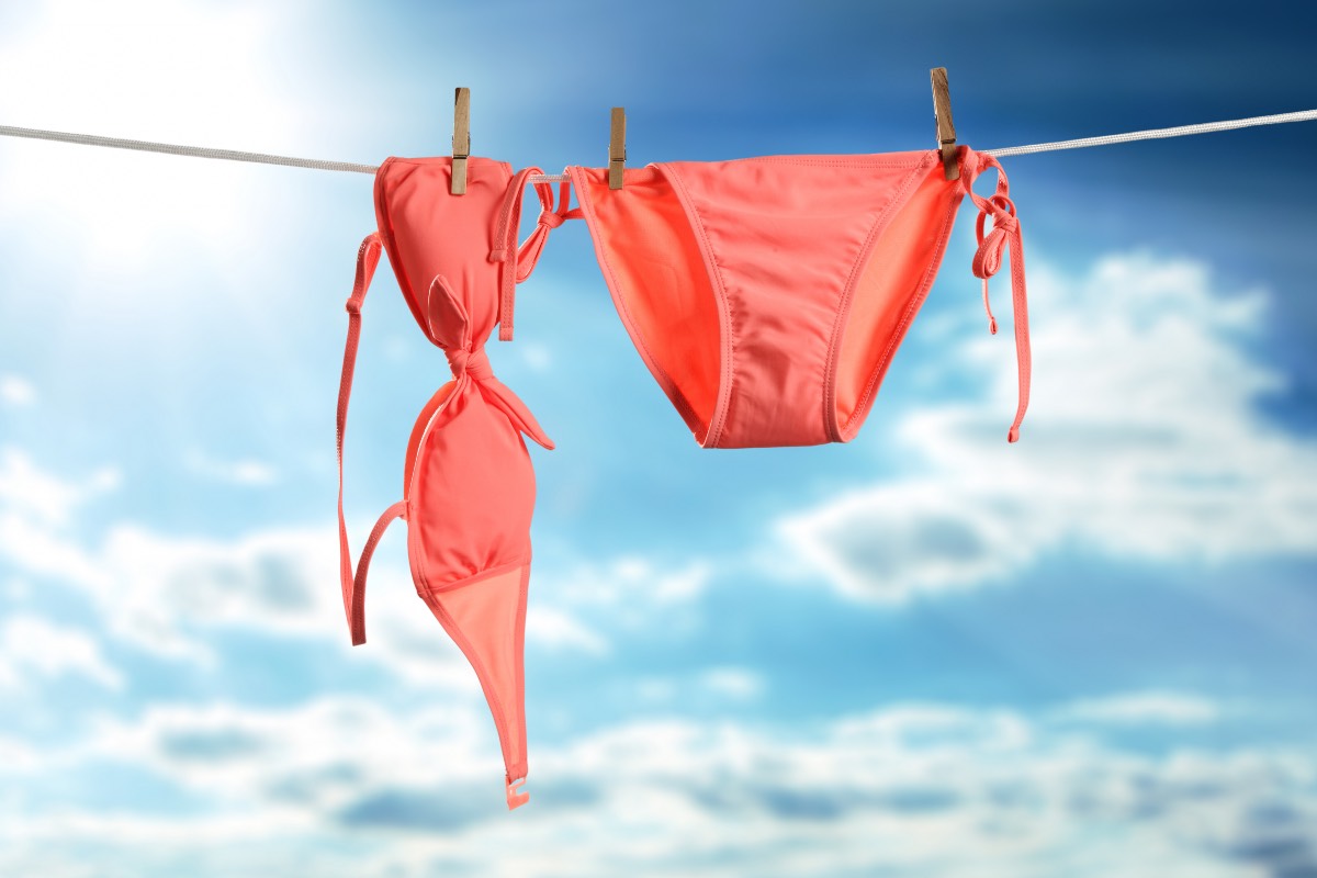 bikini sachant sur une corde et le ciel en arriere plan