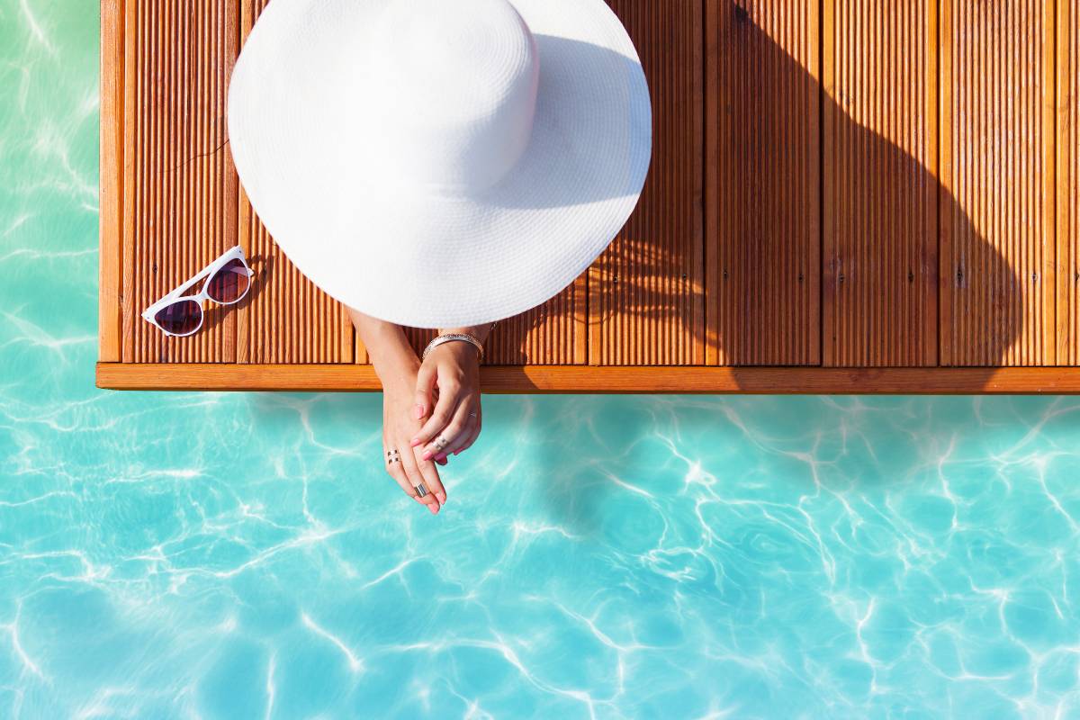 femme portant un chapeau de soleil sur la jetée concept summer body